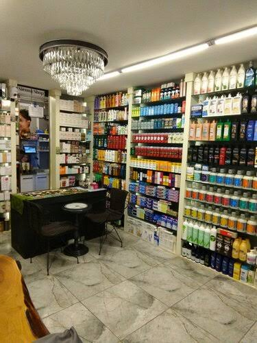 Michael's Shop içindeki parfüm ve kişisel bakım rafları
