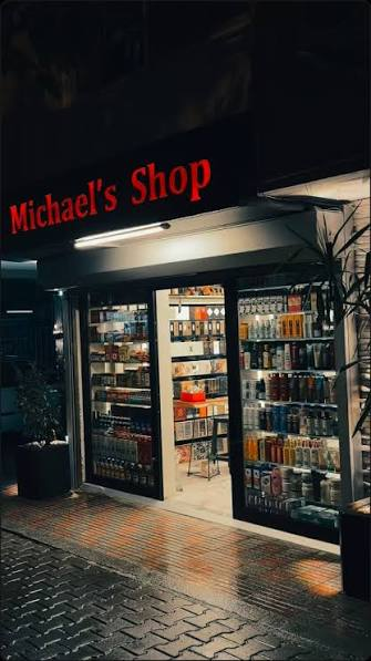 Michael's Shop mağazasının gece görünümü, Ramazanoğlu Caddesi, Seyhan, Adana